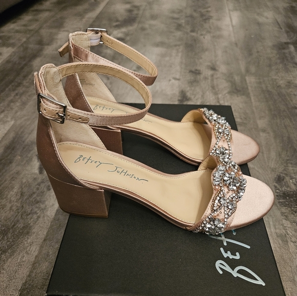 NWT Betsey Johnson Mel Rhinestone Champagne Block Heel Pumps - Picture 3 of 10